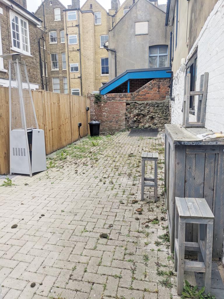 Lot: 73 - VACANT COMMERCIAL UNIT - Garden Area 1